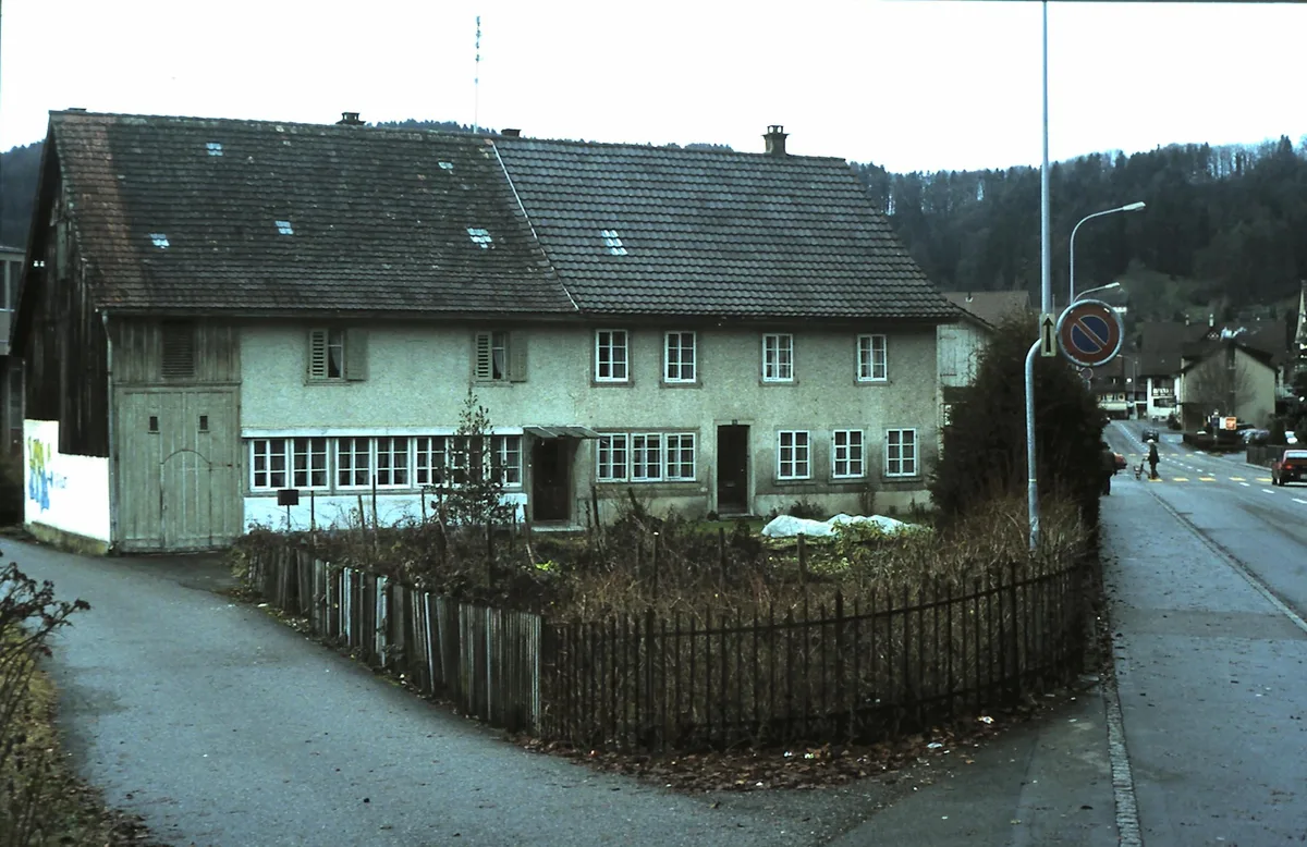 Der alte Flarz blieb noch länger stehen, wurde aber für den Neubau der Migros abgerissen. Altes Gebäude